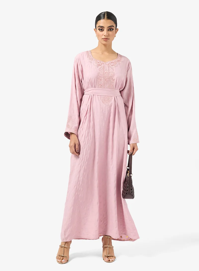 هيا كلوزيت جلابية مطرزة بالزهور في الأمام وحزام